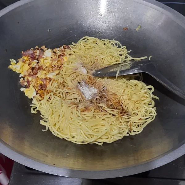 Masukkan mie dan tambahkan bumbu lainnya, lalu aduk rata.