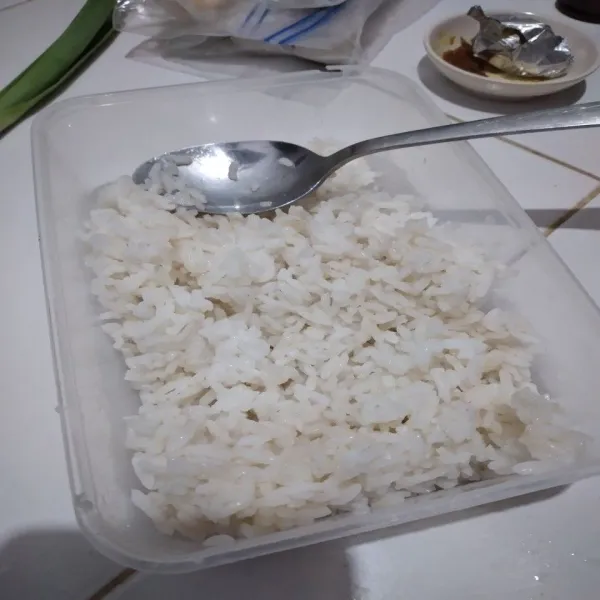 Campur nasi putih dengan kecap ikan, aduk hingga tercampur rata.