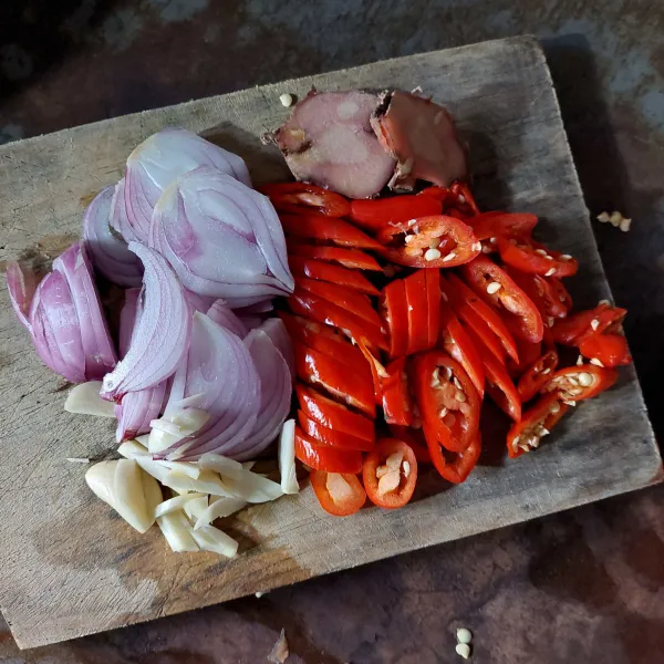 Iris cabe, bawang merah, bawang putih dan lengkuas.