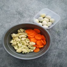 Kupas kulit telur puyuh, lalu iris sesuai selera wortel dan bunga kol.
