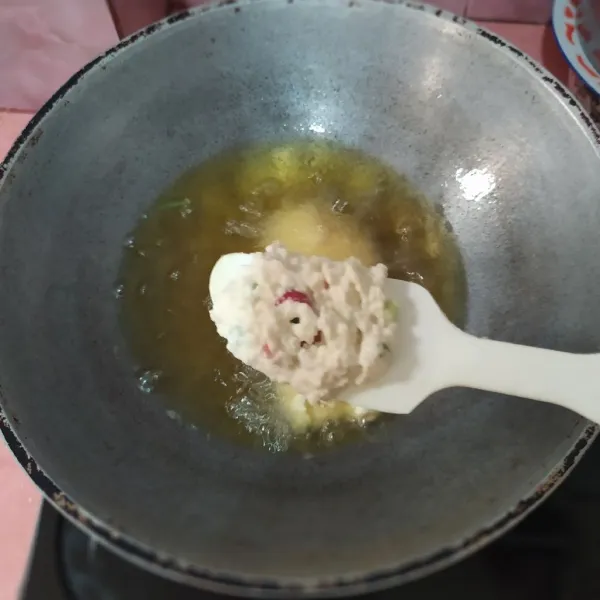 Sendoki, bentuk kriwilnya dengan garpu, masukkan ke minyak panas.