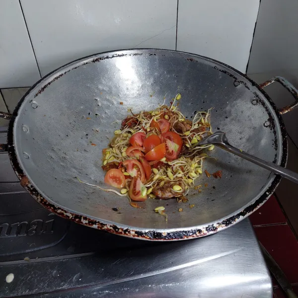 Selanjutnya masukan toge kedelai, tomat, aduk hingga rata, masak sebentar.