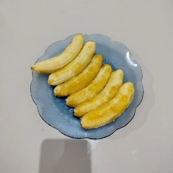 Siapkan pisang, lalu kupas.