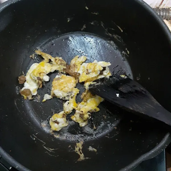 Pecahkan telur dalam wajan yang sama, buat telur orak-arik.