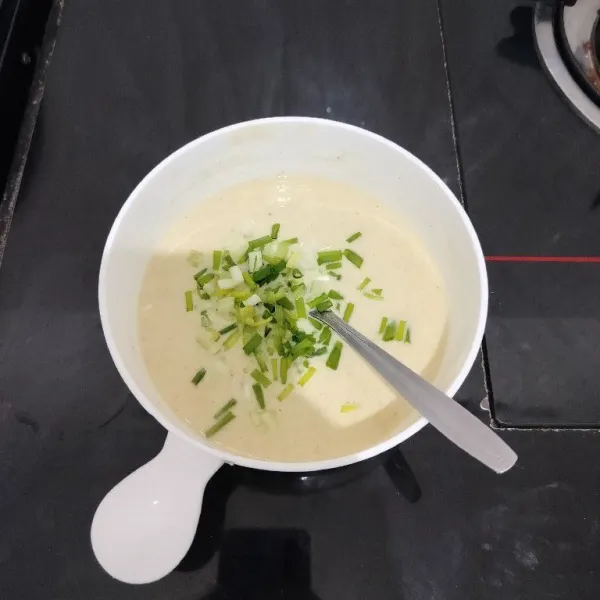 Lalu masukkan daun bawang, aduk rata kembali.