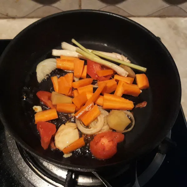 Masukkan serai dan irisan wortel.