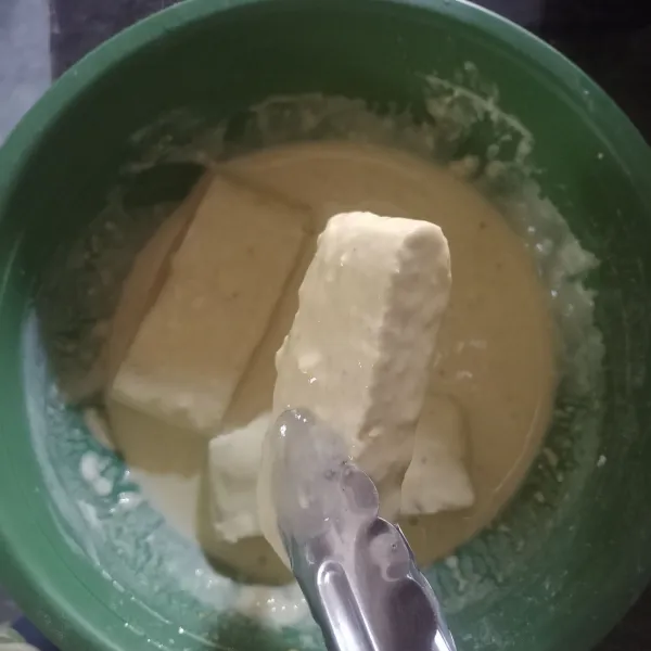 Campur tepung terigu, tepung beras, kaldu bubuk, dan air. Kemudian balur tempe menjes dengan adonan tepung.