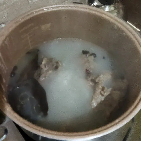 Rebus tulangan sapi dengan 2 liter air selama 5menit. Buang airnya dan tiriskan tulangan. Kemudian rebus kembali dengan 2 liter air lainnya menggunakan api kecil sampai daging yang menempel pada tulang menjadi empuk.