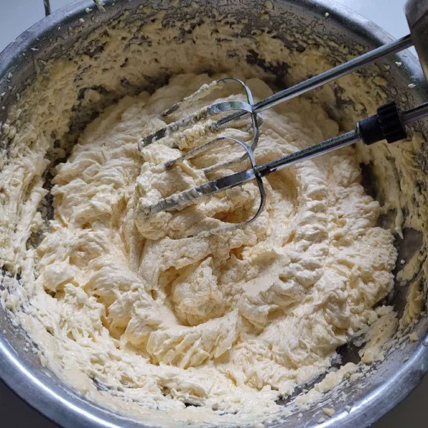Mixer putih telur, margarin, gula halus, dan vanili hingga mengembang. Kemudian tambahkan tepung terigu dan tepung maizena sedikit demi sedikit secara bergantian. Mixer hingga tercampur rata.