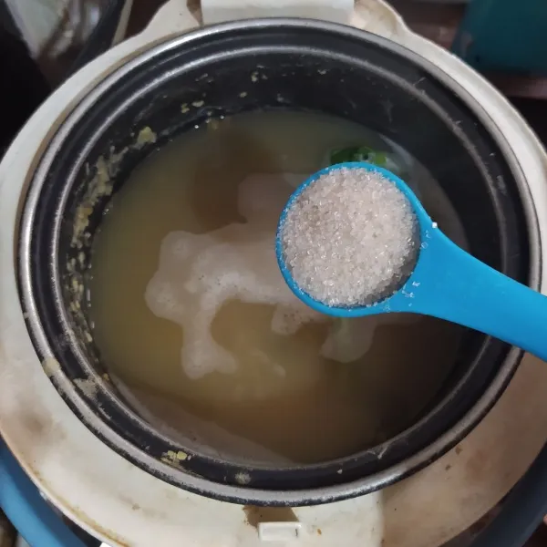 Masukkan gula pasir dan garam.