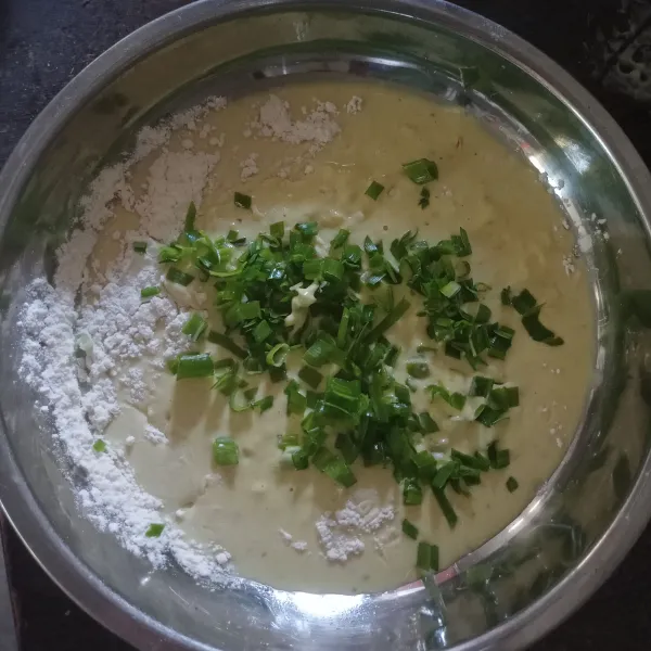 Tambahkan irisan daun bawang dan aduk rata.