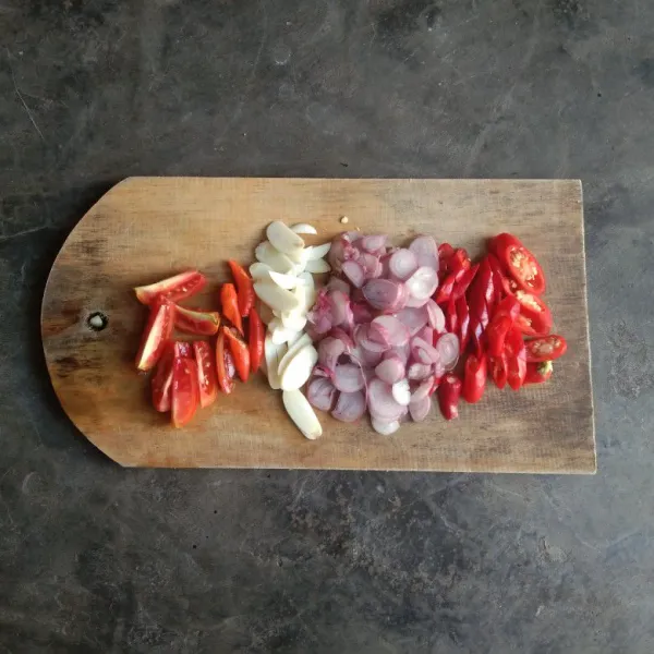 Rajang bawang merah, bawang putih, cabe besar merah, cabe rawit, dan tomat.