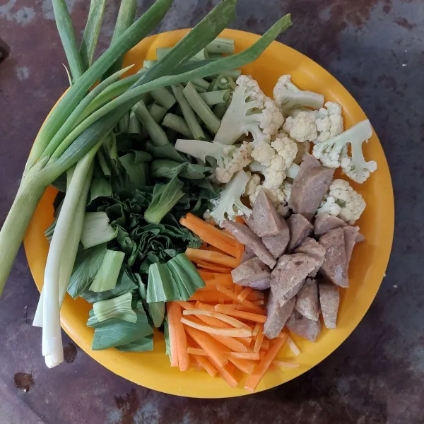 Siapkan bakso dan sayuran, lalu potong-potong sesuai selera.