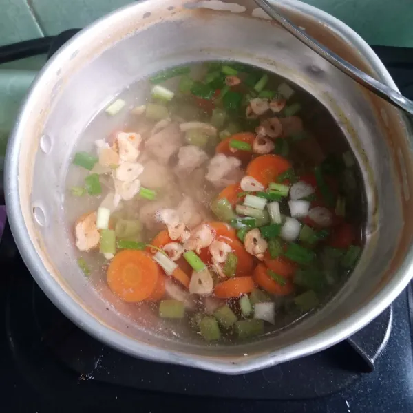 Matikan api dan taburi bawang putih goreng.