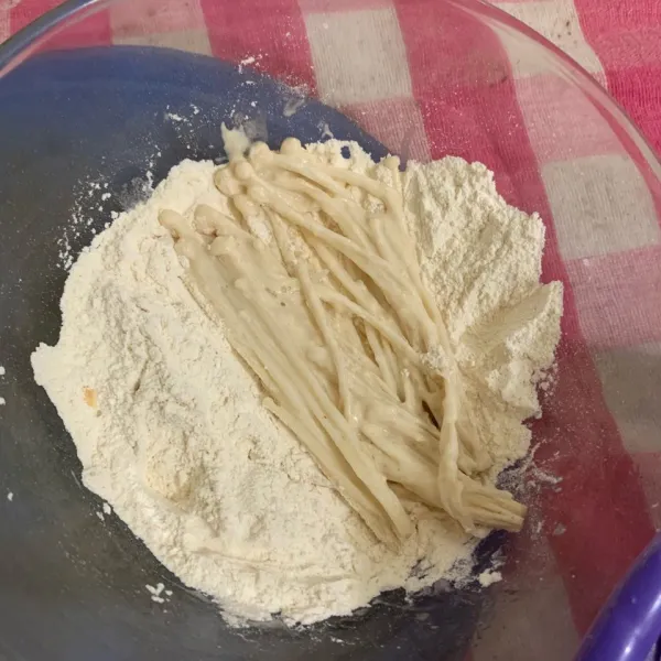 Masukkan kembali jamur ke dalam adonan tepung kering.