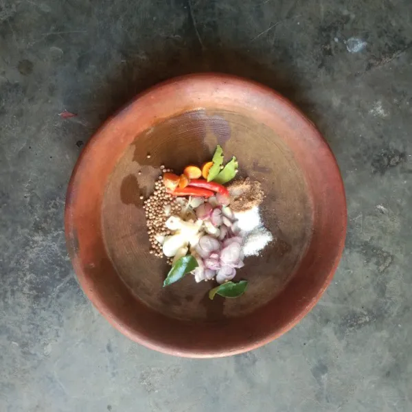 Ulek bawang merah, bawang putih, kunyit, cabe rawit, daun jeruk, ketumbar, jinten, garam, kaldu jamur, gula pasir.