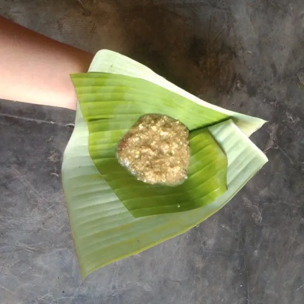 Bungkus adonan botok dengan daun pisang.