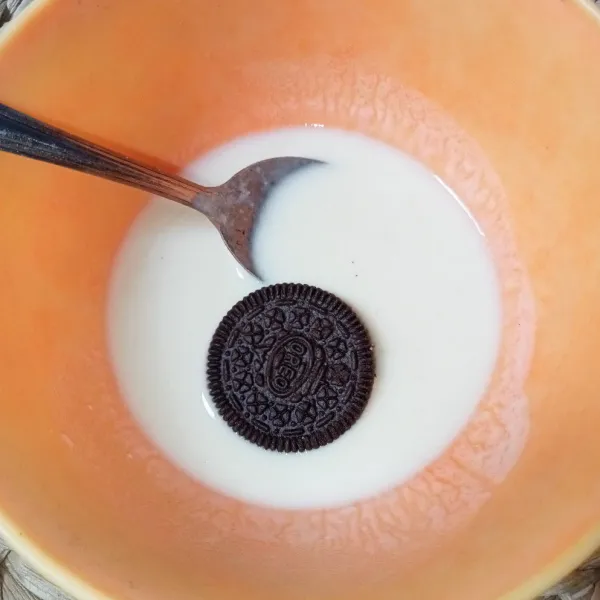 Celupkan oreo ke dalam adonan.