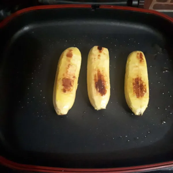 Lelehkan margarin lalu oleskan ke pisang dan sedikit pada teflon juga, gunakan api kecil, masak hingga kedua sisi pisang kecoklatan.