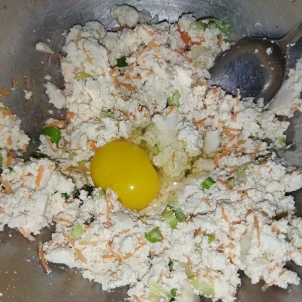 Tambahkan telur.