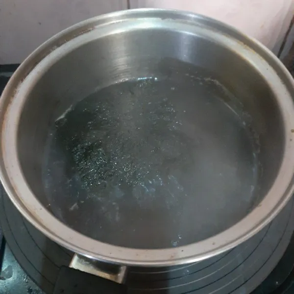 Masukkan nori dalam air mendidih. Biarkan ekstraknya menyatu dengan air, lalu angkat dan saring.