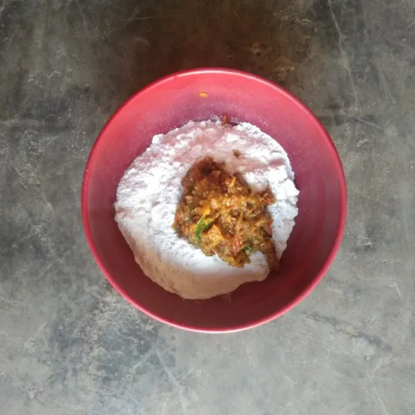 Saring tepung terigu dan tambahkan bumbu yang telah dihaluskan.