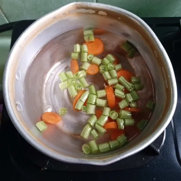 Rebus wortel dan buncis hingga setengah empuk.