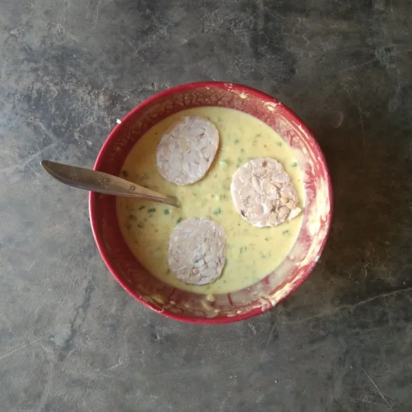 Baluri tempe dengan adonan yang telah dibuat.