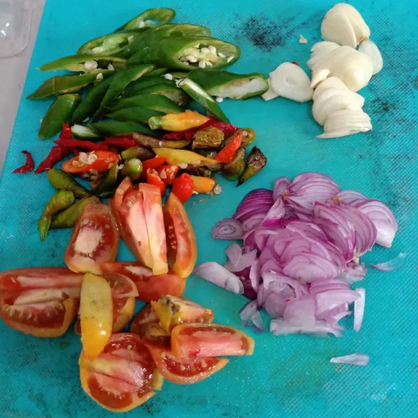 Iris cabe, bawang merah, bawang putih, dan tomat.