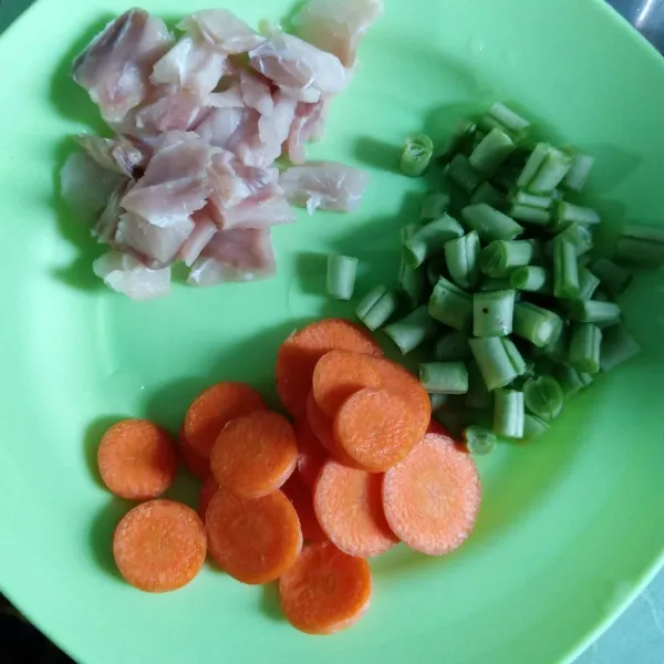 Siapkan sayuran dan ikan kakap.