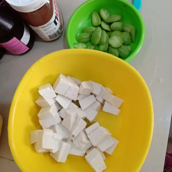 Potong dadu tahu, iris pete, cuci bersih jamur tiram dan tauge.