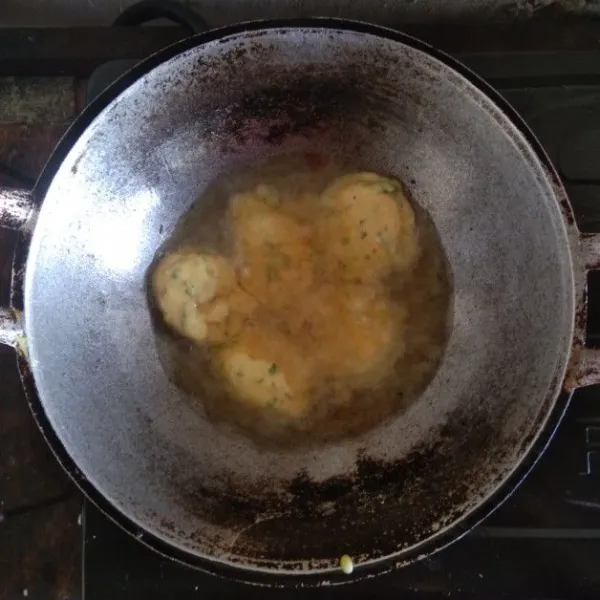Goreng adonan bakwan tempe hingga matang (kecoklatan).