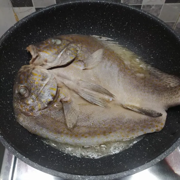 Lalu goreng ikan ½ matang. Angkat dan tiriskan. Sisihkan.