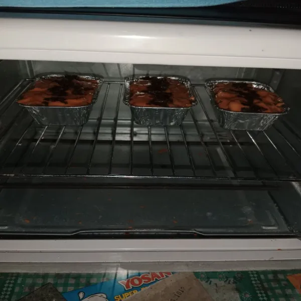 Panggang dalam oven dengan suhu 180°C selama 20 menit. 
Setelah matang, angkat dan sajikan.