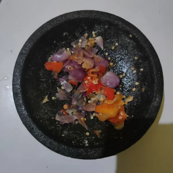 Ulek kasar bawang merah, bawang putih dan cabe.