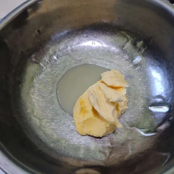 Kocok margarin dan susu kental manis dengan garpu atau whisk hingga tercampur rata.