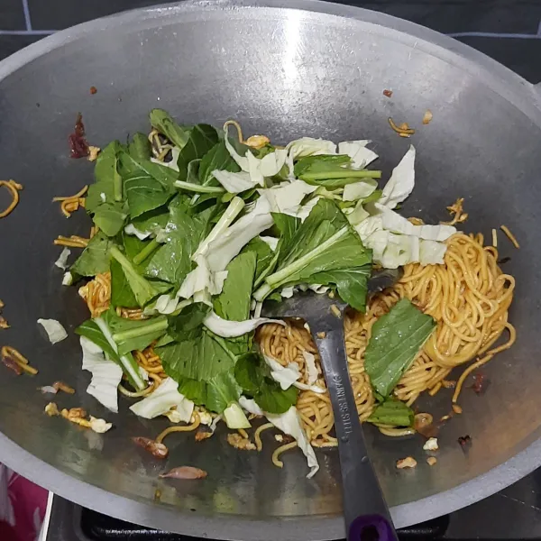 Tambahkan sayur dan masak hingga sayur layu, lalu cicipi rasanya.