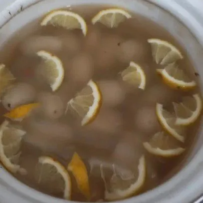 Beri sedikit air lemon dan potongan lemon sesuai selera. Simpan di kulkas, sajikan dingin.