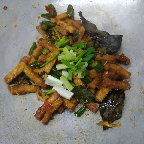 Terakhir masukkan daun bawang dan tumis sebentar sampai layu. Lalu angkat dan sajikan.