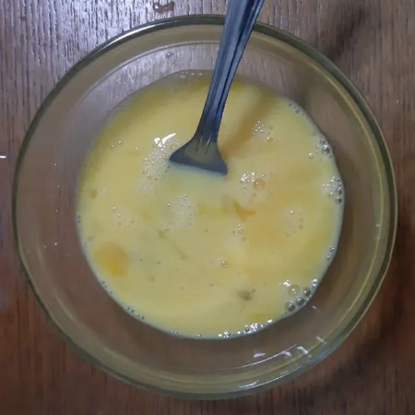 Kocok lepas telur ayam dalam mangkuk, sisihkan.