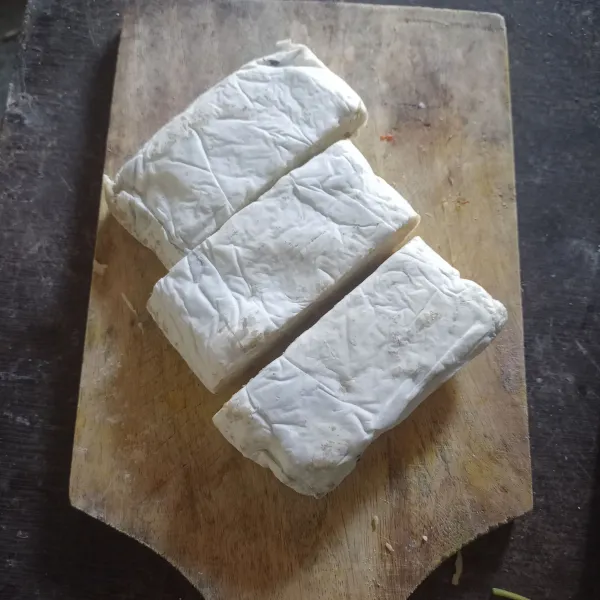 Potong-potong tempe menjes.