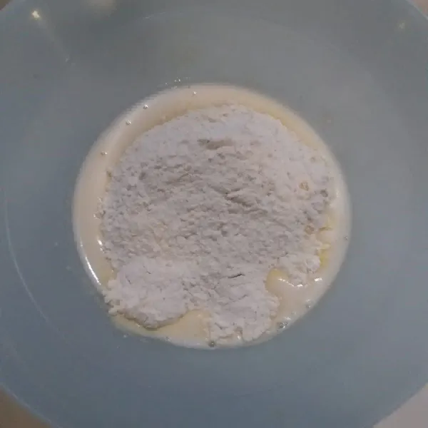 Setelah 15 menit aduk-aduk masuk tepung, susu full cream, aduk-aduk dengan spatula.