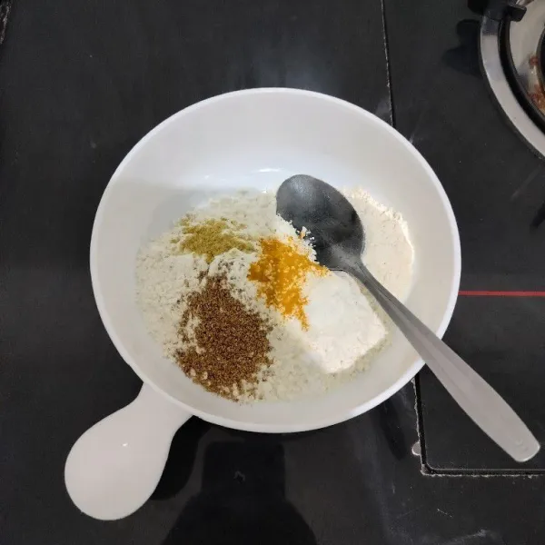 Campur di dalam mangkok : tepung terigu, tepung maizena, kaldu bubuk, ketumbar bubuk, kunyit bubuk dan garam.
Aduk rata.