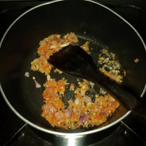 Panaskan minyak dan minyak dari mie instan. 
Tumis bawang  putih, bawang merah dan cabe sampai wangi.