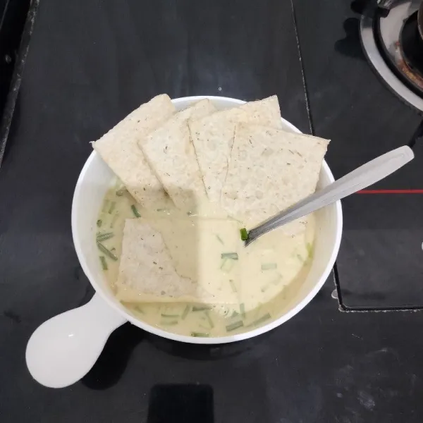 Kemudian masukkan tempe menjes, baluri dengan adonan.