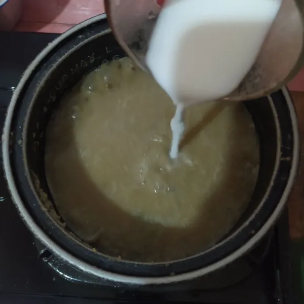 Masukkan maizena yang sudah diencerkan dengan air secukupnya. Tes rasa.