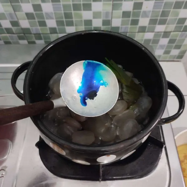 Rebus hingga air berkurang setengah, kemudian beri pewarna biru. 
Aduk rata.