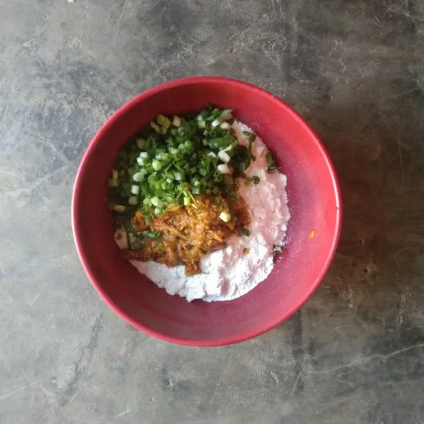 Tambahkan bumbu halus dan daun bawang.