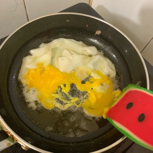 Orak arik satu telur, sisihkan