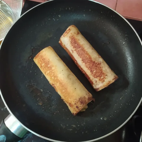 Panggang di atas fry pan yang sudah di olesi margarin, kemudian sajikan selagi panas.